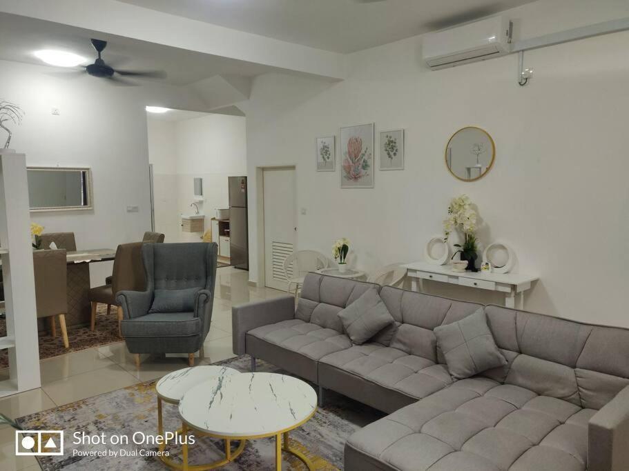Safiyya Homestay Keluang Luaran gambar