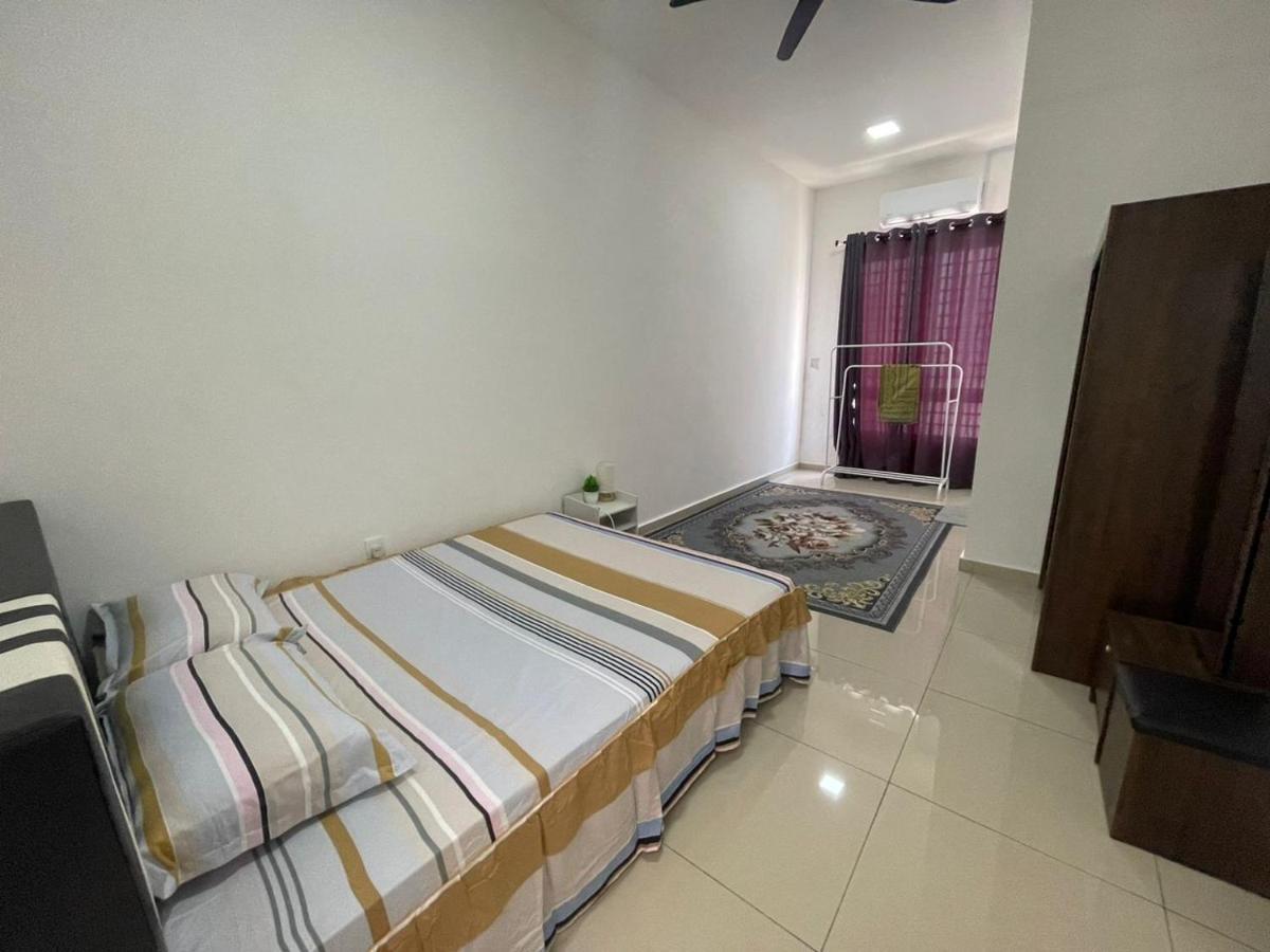 Safiyya Homestay Keluang Luaran gambar