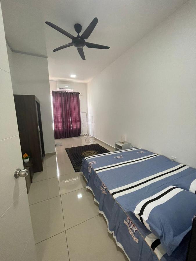 Safiyya Homestay Keluang Luaran gambar